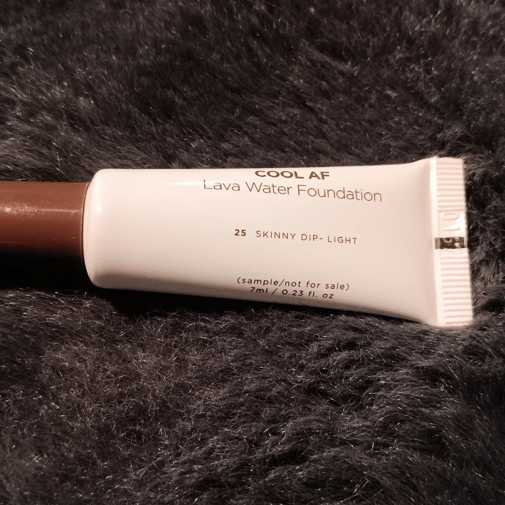 PRETTY VULGAR Cool AF Lava Water Foundation Light (Skinny Dip)